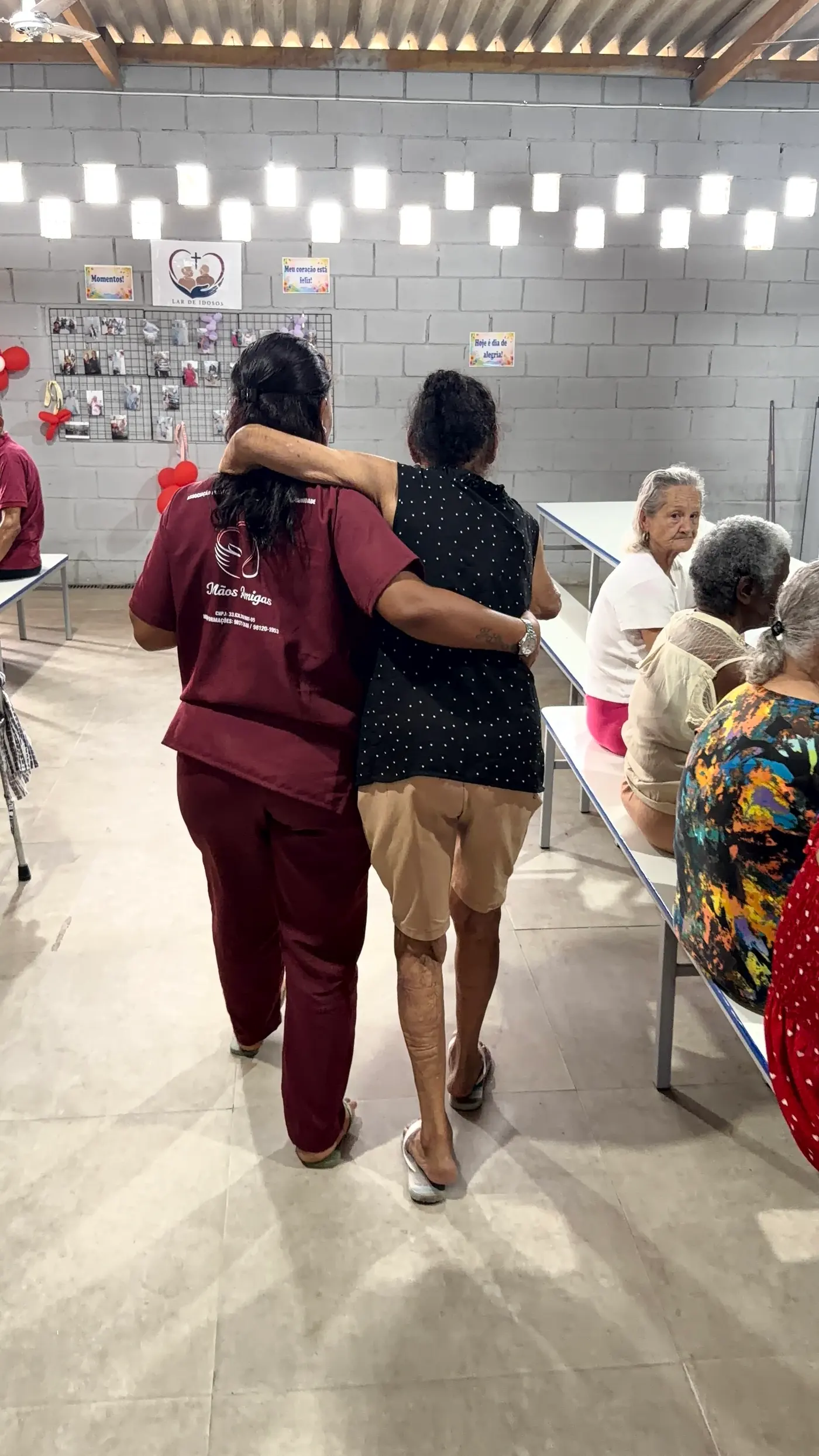 Cuidadora auxiliando um idoso